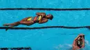 Tim renang Amerika Serikat unjuk kebolehan di dalam air pada final Gaya Bebas Putri kompetisi renang di Kejuaraan Dunia Federasi Renang Dunia FINA 2017 di Budapest, (21/07). (AFP Photo / Ferenc Isza)