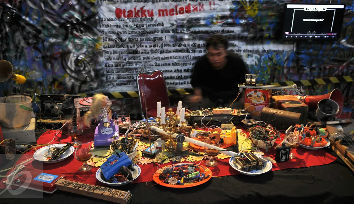 Pameran Jakarta Biennale bertema Maju Kena Mundur Kena di Gudang Sarinah, Jakarta, Sabtu (14/11/2015). Pameran ini diikuti seniman dari dalam dan luar negeri. Pameran berlangsung dari 15 November 2015 - 17 Januari 2016. (Liputan6.com/ Gempur M Surya)