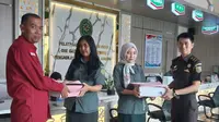 Proses pelimpahan berkas perkara dan barang bukti tindak pidana korupsi kegiatan konsultasi perencanaan bidang perumahan tahun 2017-2020 Disperkim Lampung Utara ke PN Tanjung Karang. Foto : (Istimewa).