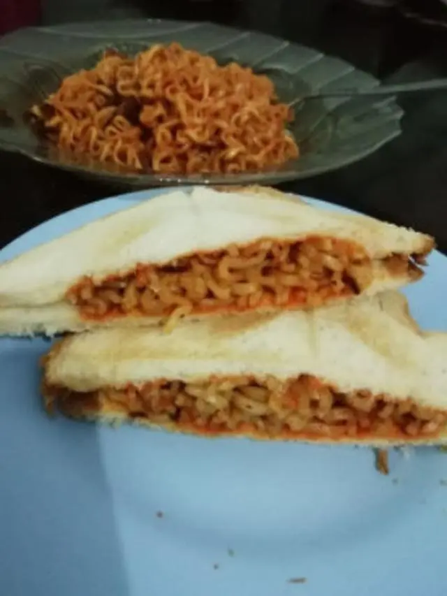 6 Potret Nyeleneh Makan Mi Pakai Roti Tawar, Banyak yang Sebut Enak