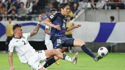 Pemain Jepang, Shuto Machino (kanan) berusaha mencetak gol ke gawang Timnas Indonesia dibayangi Mees Hilgers dalam laga Grup C Putaran Ketiga Kualifikasi Piala Dunia 2026 di Suita Stadium, Jepang, Selasa (10/06/2025). (AFP/Jiji Press/STR)