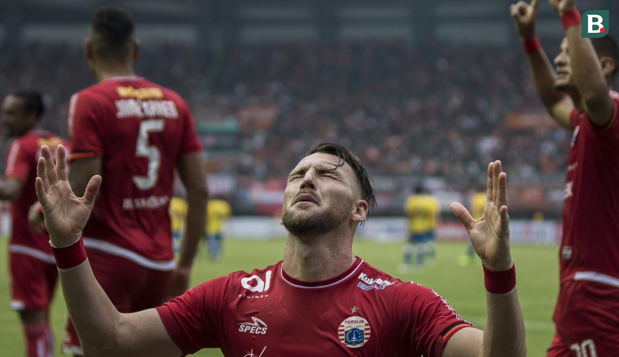 Striker Persija Jakarta, Marko Simic, merayakan gol yang dicetaknya ke gawang Barito Putera pada laga Liga 1 di Stadion Patriot, Jawa Barat, Selasa (30/10). Persija menang 3-0 atas Barito. (Bola.com/Vitalis Yogi Trisna)