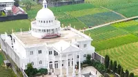 Viral penampakan rumah mewah serba putih di tengah sawah. (Sumber: Twitter/@magetanbanget)