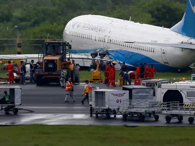 Pesawat maskapai China, XiamenAir tergelincir dari landasan saat melakukan pendaratan di bandara internasional Manila, Filipina, Kamis (16/8). Pesawat Boeing 737-800 itu berbelok dari landasan pacu karena hujan lebat terjadi. (AP/Bullit Marquez)