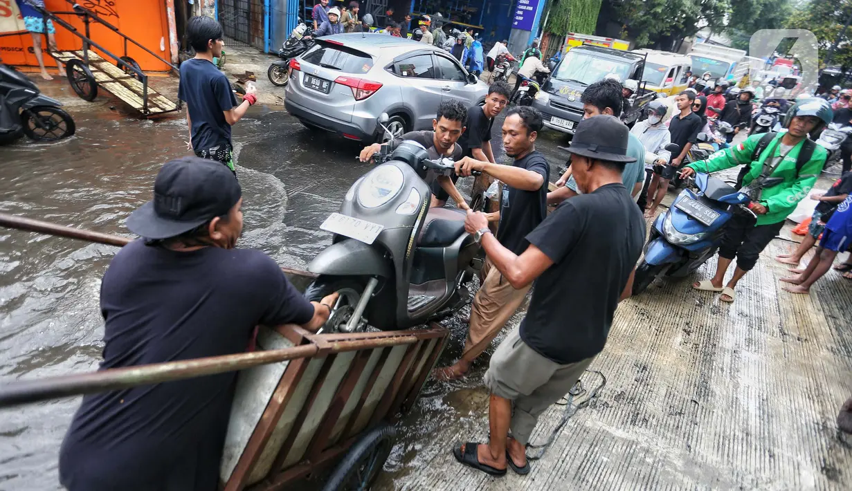 Hujan deras yang mengguyur wilayah DKI Jakarta sejak Kamis (21/3) malam hingga Jumat (22/3/2024) siang mengakibatkan banjir di sejumlah titik. (Liputan6.com/Angga Yuniar)