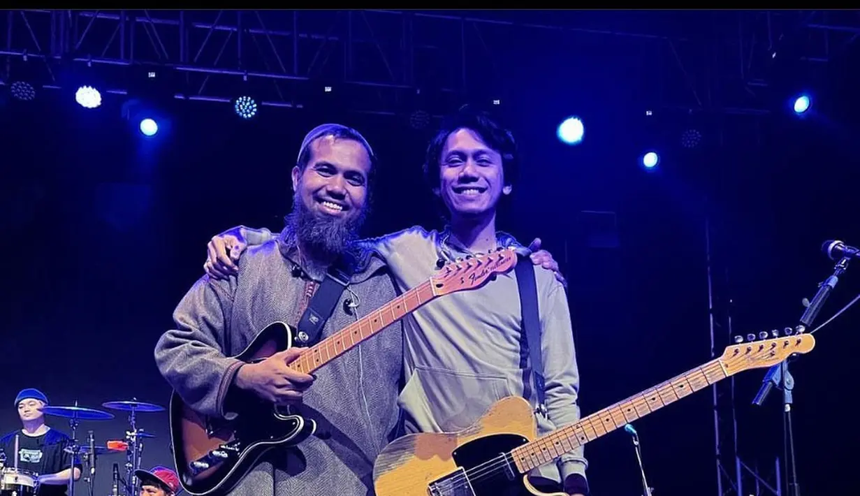 Sakti tampil beda belum lama ini. Setelah memutuskan hijrah untuk memperdalam agama, Sakti tampil lebih agamis saat di atas panggung. [Instagram/salman_al_jugjawy]