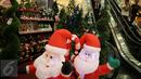 Sejumlah pohon dan pernak-pernik natal yang dijual di Mall Gandaria City, Jakarta, Rabu (9/12/2015). Jelang perayaan hari raya umat Kristen, berbagai pernak-pernik dan hiasan rumah bertema Natal kini mulai marak. (Liputan6.com/Faizal Fanani)