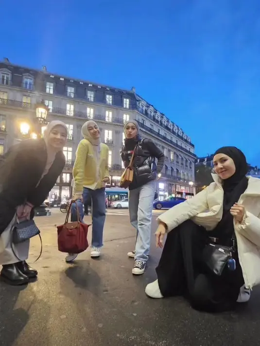 Terlihat Ratna Galih mengenakan padding jaket putih dengan inner dan kerudung hitam, Dian Ayu mengenakan vest padding hitam dipadukan lengan panjang dan celana denimnya. Serta Nina mengenakan jaket tweed kuning dipadukan celana denim.  [@ratnagalih]