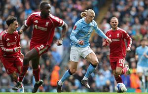 Dengan tiga golnya ke gawang Liverpool, Haaland terpilih menjadi man of the match pertandingan ini karena Sang striker dinilai jadi pembeda di laga ini. (AFP/Darren Staples)