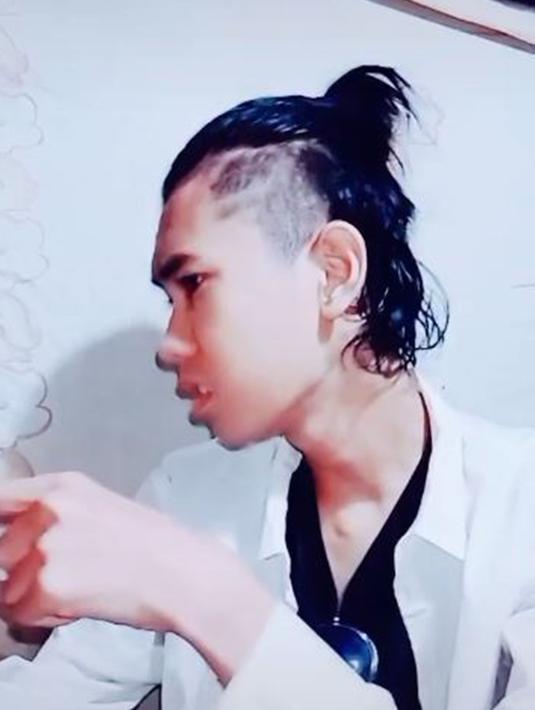 Alif Dilan KW sangat tertarik dengan anime Tokyo Revengers. Ia pernah bergaya rambut layaknya Draken Ryuguji Ken dengan bagian samping tipis. Gaya eksentrik dari Alif ini bikin geleng kepala warganet. (Liputan6.com/TikTok/mikey22287)