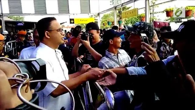 Anies Baswedan Lepas Keberangkatan Kereta Pemudik di Stasiun Pasar Senen 