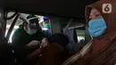 Petugas medis menyuntikkan vaksin COVID-19 kepada lansia secara drive thru di RSUI, Depok, Jawa Barat, Kamis (25/3/2021). Program Sentra Vaksinasi Indonesia Bangkit untuk lansia yang berdomisili di Depok dan sekitarnya ini digelar secara drive thru. (Liputan6.com/Herman Zakharia)