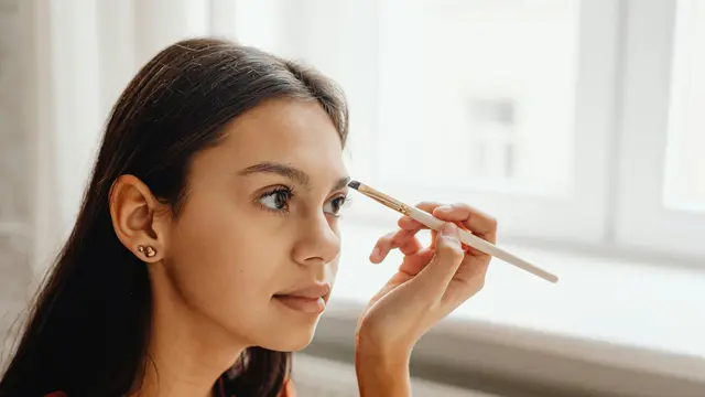 Makeup Tebal Terlihat Berlebihan? Coba Tampilan Makeup Soft Tone yang Lebih Natural dan Ringan