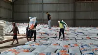 Sejumlah pekerja tengah memindahkan persediaan beras di Gudang Beras Bulog Garut di Jalan Tarogong, Garut, Jawa Barat. (Liputan6.com/Jayadi Supriadin)