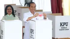 Presiden Joko Widodo dan Ibu Iriana  saat munggunakan hak pilihnya dalam Pemilu 2014 di TPS 10, Kelurahan Gambir, Kecamatan Gambir, Jakarta Pusat, Rabu (14/02/2024). (merdeka.com/Arie Basuki)