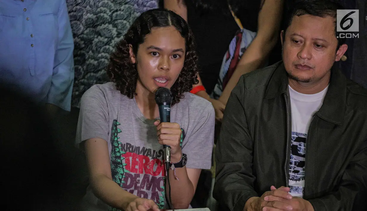 Peneliti ICW Lola Easter (kiri) menyampaikan keterangan pers terkait penangkapan Robertus Robet di Gedung YLBHI, Jakarta, Kamis (7/3). Mereka meminta pihak kepolisian menghentikan proses penyidikan Robertus Robet. (Liputan6.com/Faizal Fanani)