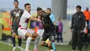 <p>Penyerang Makedonia Utara Stefan Ashkovski berebut bola dengan gelandang Kroasia Ivan Perisic pada laga uji coba internasional menjelang Piala Eropa 2024 di stadion Rujevica Selasa (4/6/2024) dini hari. (AP Photo/Darko Bandic)</p>