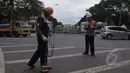 Petugas PLN melakukan pengecekan jaringan kabel di sekitar Istana Bogor, Jawa Barat, Rabu (403/2015). PLN Bogor berencana menambah dua penyulang dengan kapasitas 20KV untuk mendukung kinerja Presiden Joko Widodo.(Liputan6.com/Andrian M Tunay)