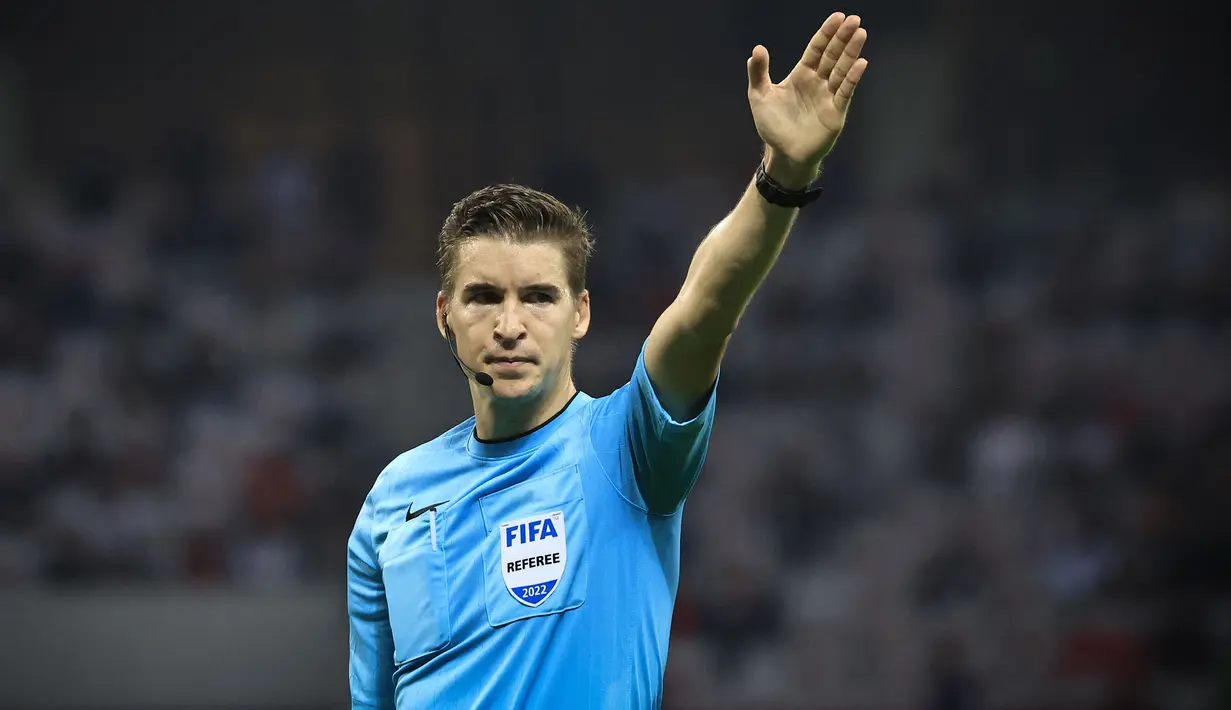 Francois Letexier pun pernah menjadi sorotan akibat keputusan kontroversialnya pada 23 Oktober 2022 dengan tak memberikan hadiah penalti kepada Nantes saat menghadapi Nice, yang jelas-jelas pemain Nice terindikasi handball di dalam kotak penalti. (AFP/Valery Hache)