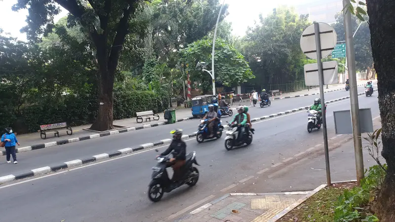 Lalu lintas di Jalan Bulungan dan Jalan Panglima Polim yang berada persis di depan dan belakang kantor Kejaksaan Agung sudah bisa dilalui kendaraan, Senin (24/8/2020).