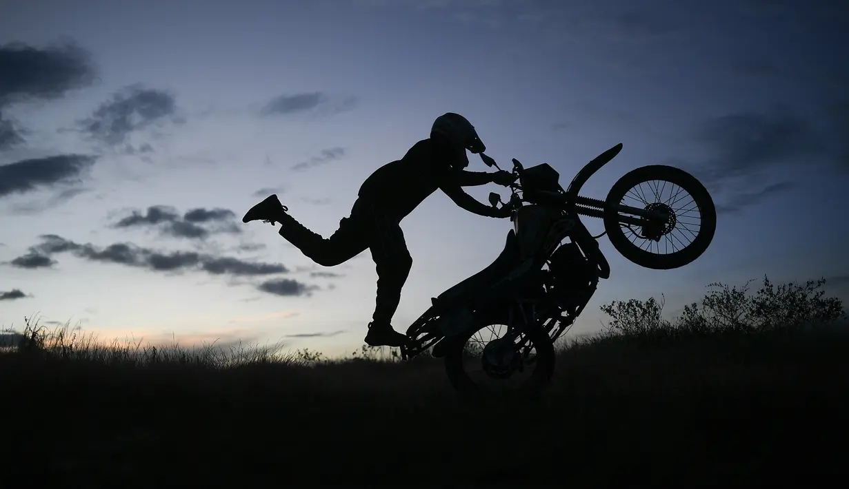 Pedro Aldana pada umur 11 tahun sudah mahir mengendalikan trik seni akrobatik sepeda motor atau yang lebih akrab disebut freestyler. (Foto: AP/Matias Delacroix)