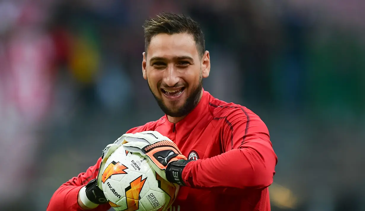 1. Gianluigi Donnarumma - Mengalami musim fantastis saat memulai debut bersama Rossoneri saat berusia 17 tahun. Hal tersebut membuatnya menjadi pasar terpanas posisi kiper musim lalu. (AFP/Miguel Medina)