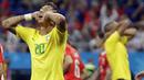 Striker Brasil, Roberto Firmino, tampak kecewa usai ditahan imbang Swiss pada laga Grup E Piala Dunia di Rostov Arena, Rostov-on-Don, Minggu (17/6/2018). Kedua negara bermain imbang 1-1. (AP/Filipe Dana)