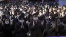 Orang-orang mengunjungi Kuil Kanda Myojin untuk berdoa Tahun Baru di Tokyo pada 4 Januari 2023. Pekerja dari sekitar 2.500 perusahaan membuat reservasi untuk mengunjungi kuil pada 4 dan 5 Januari saja, kata seorang pejabat kuil. (AFP/Kazuhiro Nogi)