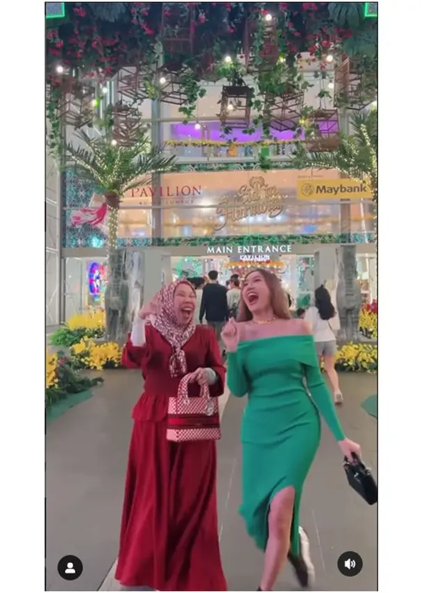 6 Potret Kocak Lucinta Luna saat Jumpa Dato Seri Vida di Malaysia, Bikin Heboh