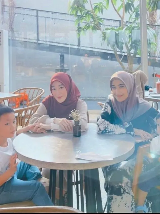 7 Potret Persahabatan Nadya Mustika dan Larissa Chou Ini Jadi Sorotan