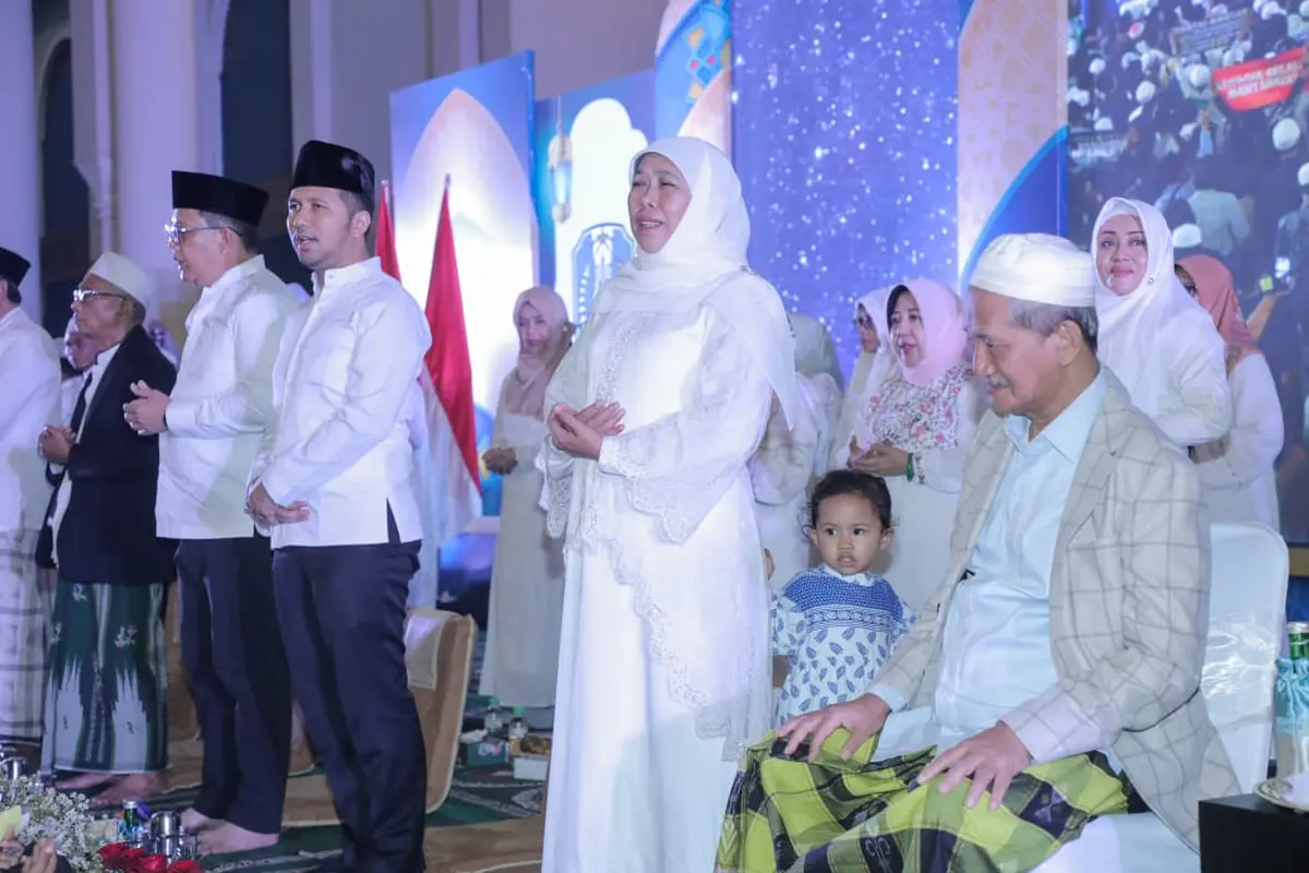 Khofifah dan emil Dardak menggelar refleksi akhir tahun di Surabaya. (Dian Kurniawan/Liputan6.com)
