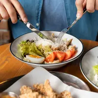 Ilustrasi seseorang yang sedang makan siang (Foto dok : Freepik/freepik).