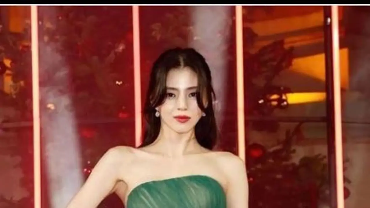 Transparan di Bagian Punggung, Gaun Han So Hee di British Fashion Awards Jadi Sorotan