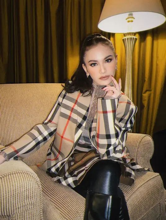 Mahalini terlihat cantik dengan makeup bernuansa nude. Rambutnya ditata high-ponytail dengan makeup lembut, serta pulasan lipstik bernuansa kecokelatan yang pas. [Foto: Instagram/mahaliniraharja]