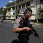 Aparat kepolisian menutup jalan setelah serangan bom bunuh diri di Polrestabes Surabaya, Jawa Timur, Senin (14/5). Ada anggota polisi yang menjadi korban serangan ini, tetapi belum diketahui apakah meninggal ataupun terluka. (AP/Achmad Ibrahim)