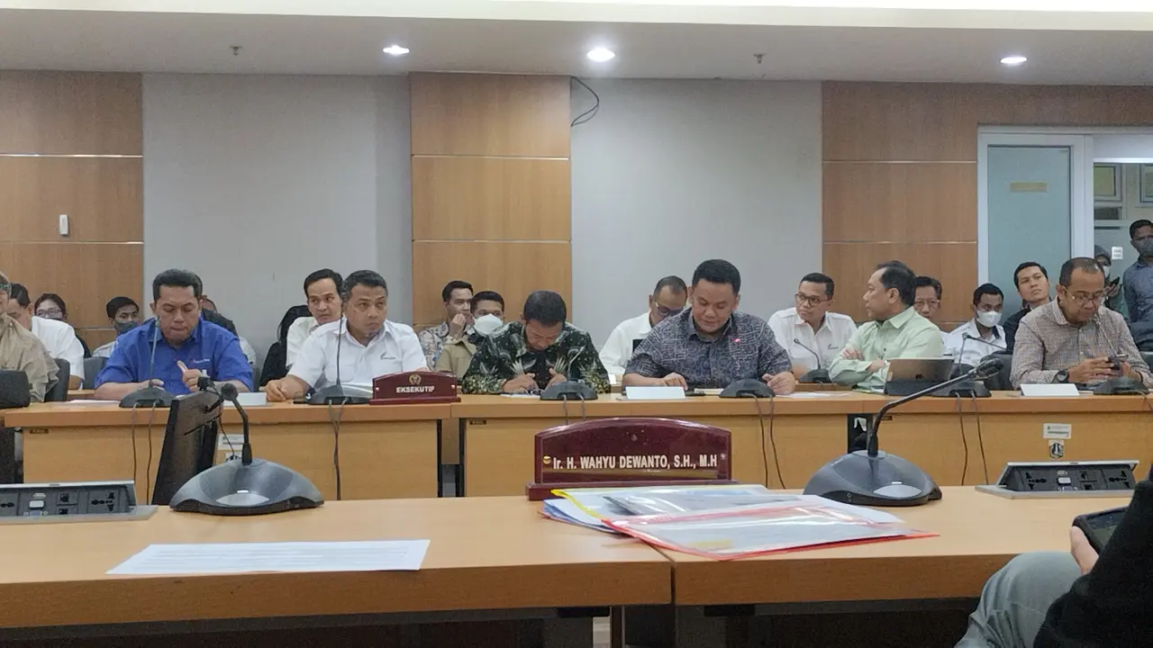 Rapat Komisi B bersama BUMD DKI Jakarta di ruang Komisi B, Gedung DPRD DKI Jakarta, Selasa (4/4/2023) (Liputan6.com/Winda Nelfira)