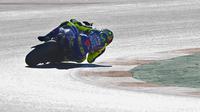 Valentino Rossi menjadi pembalap paling populer dalam sejarah MotoGP. (PIERRE-PHILIPPE MARCOU / AFP)