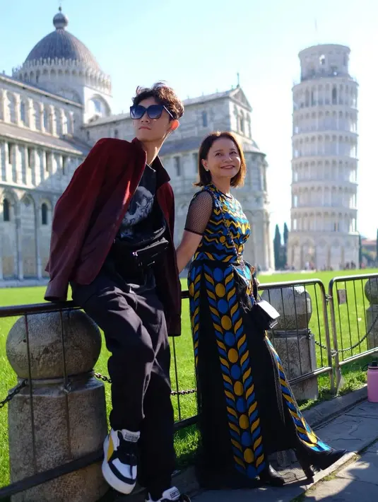 Seperti saat mengunjungi menara Pisa, Italia, keduanya berfoto bersama layaknya sepasang kekasih [@itsrossa910]