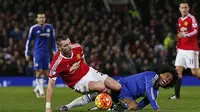 Gelandang MU, Morgan Scheneiderlin, menekel pemain Chelsea, Willian, pada lanjutan Liga Inggris di Stadion Old Trafford, Inggris. (Reuters/Phil Noble)