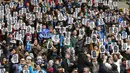 Wajah Kalidou Koulibaly  memenuhi stadion saat Suporter Napoli memberi dukungan sebelum laga  Serie A Liga Italia di San Paolo stadium, Minggu (7/2/2016).  Kalidou mendapat dukungan atas tindakan rasis dari fans Lazio. (AFP/Carlo Hermann)