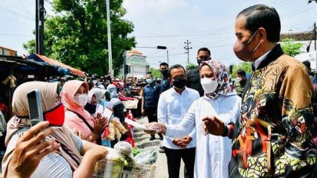 Jokowi Bergaya dengan Jaket Buatan UMKM Blora, Harganya di Bawah Rp500 Ribu