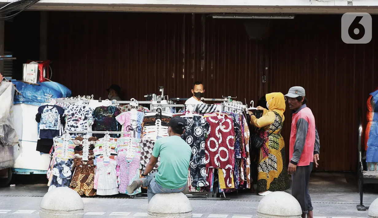 Aktivitas masyarakat di kawasan Jalan Malioboro, Yogyakarta, Minggu (10/10/2021). Wisatawan yang berkunjung di kawasan wisata Yogyakarta wajib mematuhi dan menerapkan protokol kesehatan karena Daerah Istimewa Yogyakarta masih berstatus PPKM level 3. (Liputan6.com/Helmi Fithriansyah)