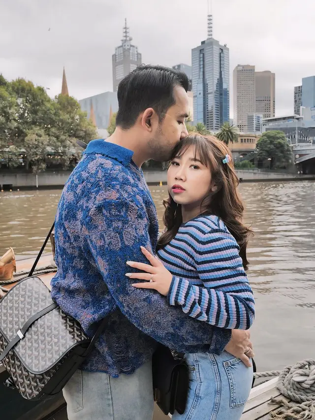 7 Potret Kiky Saputri dan Suami Liburan di Australia, Mesra Banget