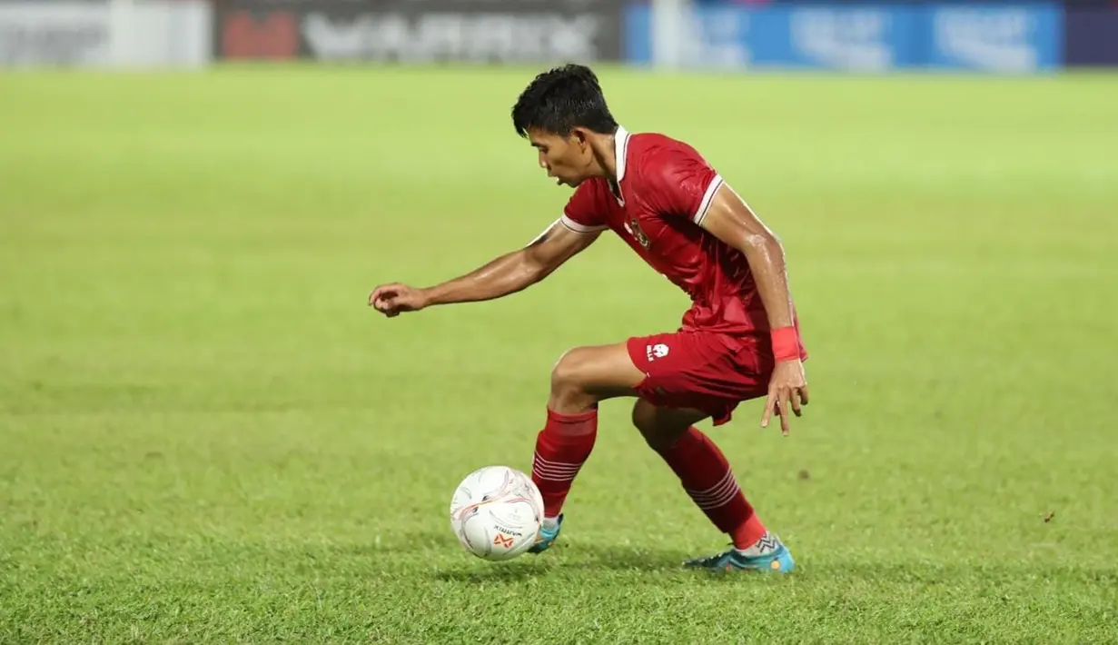 Pesepak bola Timnas Indonesia mengontrol bola saat melawan Brunei Darussalam dalam pertandingan Grup A Piala AFF 2022 di Stadion Kuala Lumpur, Malaysia, Senin (26/12/2022). Indonesia mengalahkan Brunei Darussalam dengan skor 7-0. (Liputan6.com/PSSI)