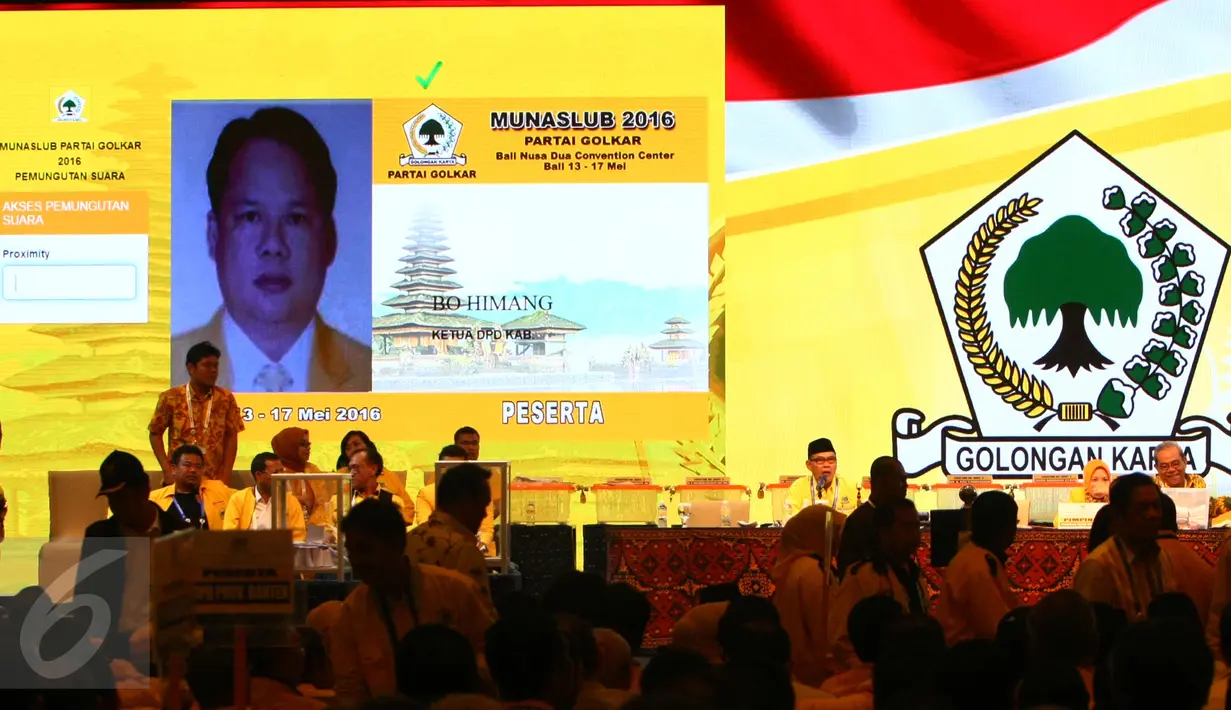 Suasana pemilihan calon Ketua Umum Golkar di Munaslub Golkar, Bali, Selasa (17/5). Setya Novanto terpilih menjadi Ketua Umum Partai Golkar periode 2016-2019 setelah dirinya melakukan musyawarah mufakat dengan Ade Komarudin. (Liputan6.com/Johan Tallo)