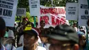 Warga Kebon Kosong, yang tergabung dalam Forum Pemersatu Warga berunjuk rasa di Balai Kota DKI Jakarta, Senin (3/4). Aksi itu digelar lantaran pihak management Citra Tower tidak merealisasi pemasangan pipanisasi air bersih. (Liputan6.com/Faizal Fanani)