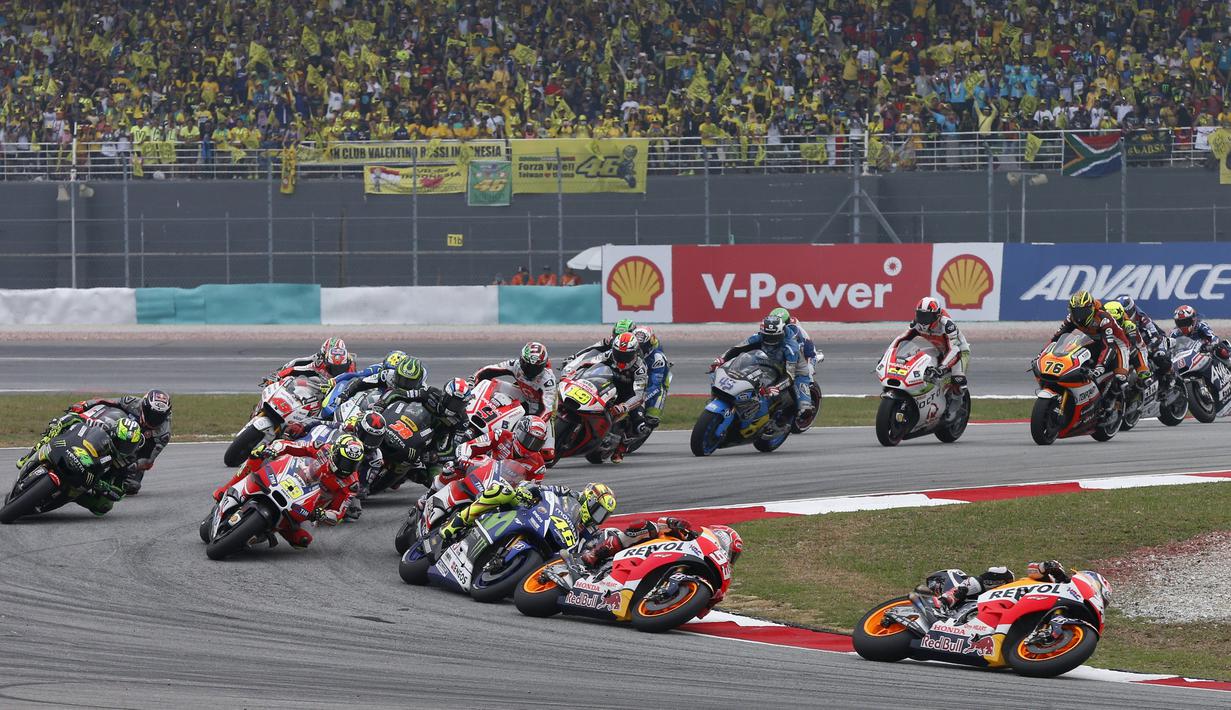Persaingan ketat terjadi sejak start dimulai di MotoGP Malaysia 2015 yang digelar di Sirkuit Sepang, Malaysia, Minggu (25/10/2015). (Reuters/Olivia Harris)