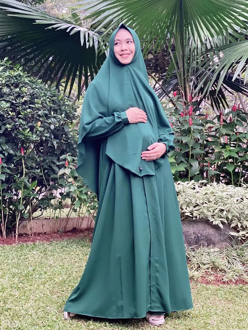 Hamil Anak Ke-4, Ini 6 Potret Oki Setiana Dewi Pamer Baby Bump