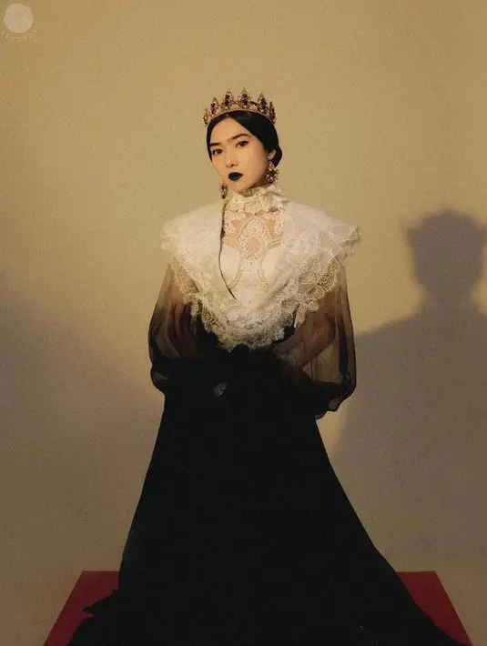 Penampilan gothic stylenya itu disempurnakan dengan makeup emo yang identik dengan lipstik hitam. Aksesori berupa mahkota pun membuat penampilannya semakin menawan. (Instagram/isyanasarasvati).