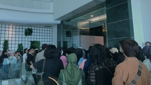 Suasana pintu masuk penukaran tiket fan meeting Kim Young Dae.